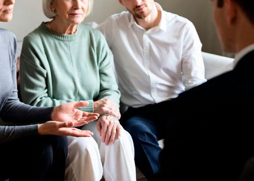 Пожилая женщина с деменцией на семейной консультации у специалиста